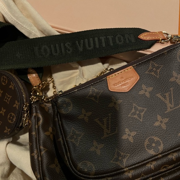 Louis Vuitton - Picture 2 of 7